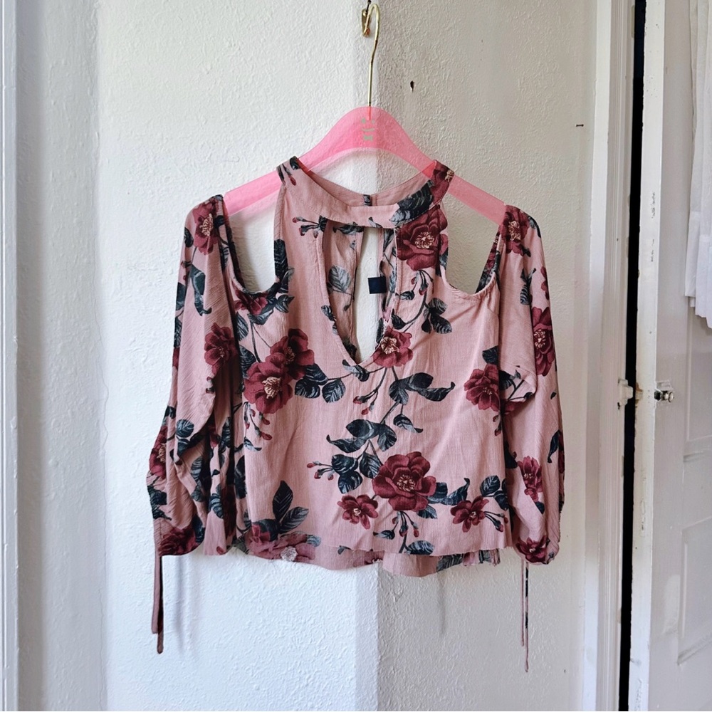 American Eagle Outfitters cutout neck cold shoulder half sleeve pullover blouse